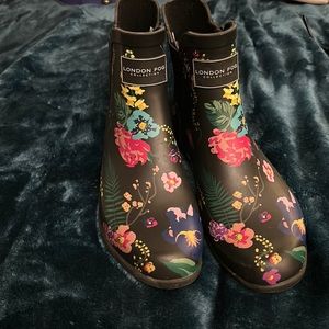 London Fog short rain boot.  Barely worn.  Comfy, low wedge boot